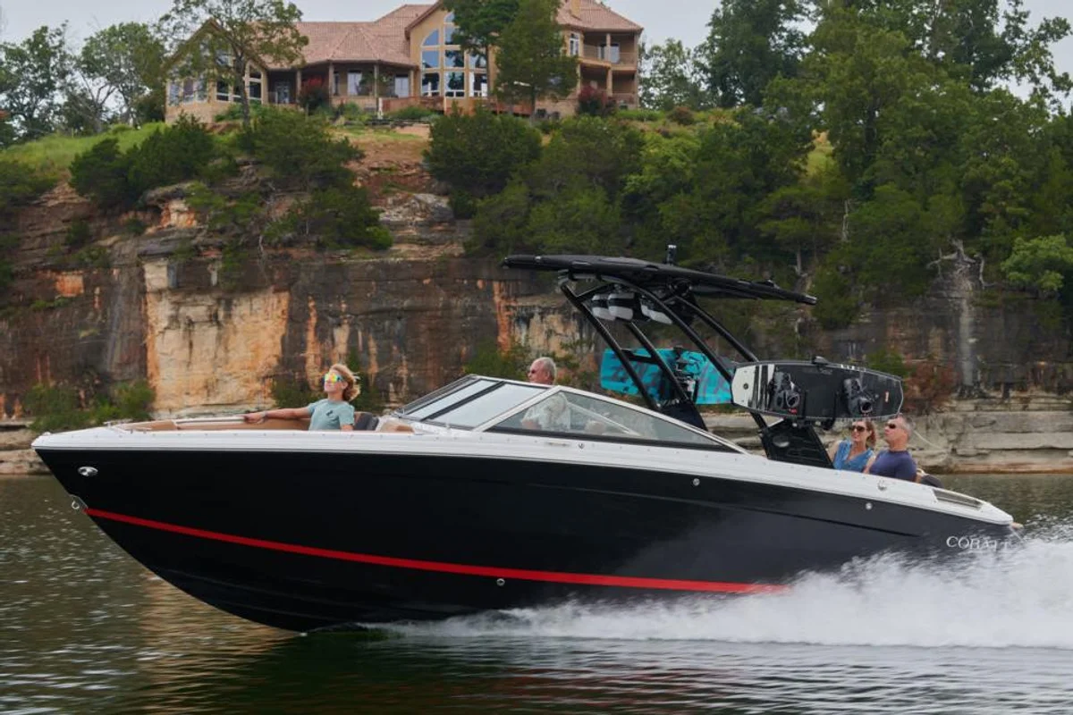 Cobalt Boats R8 2022 boat specs
