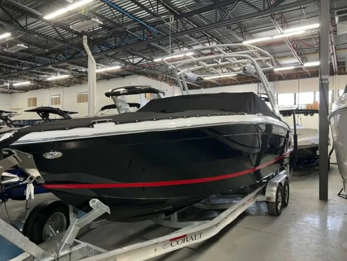 Cobalt Boats R8 Surf 2021 boat specs