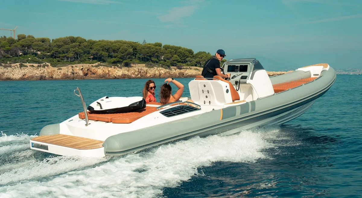 Cobra Ribs Nautique Inboard 9 2022 boat specs