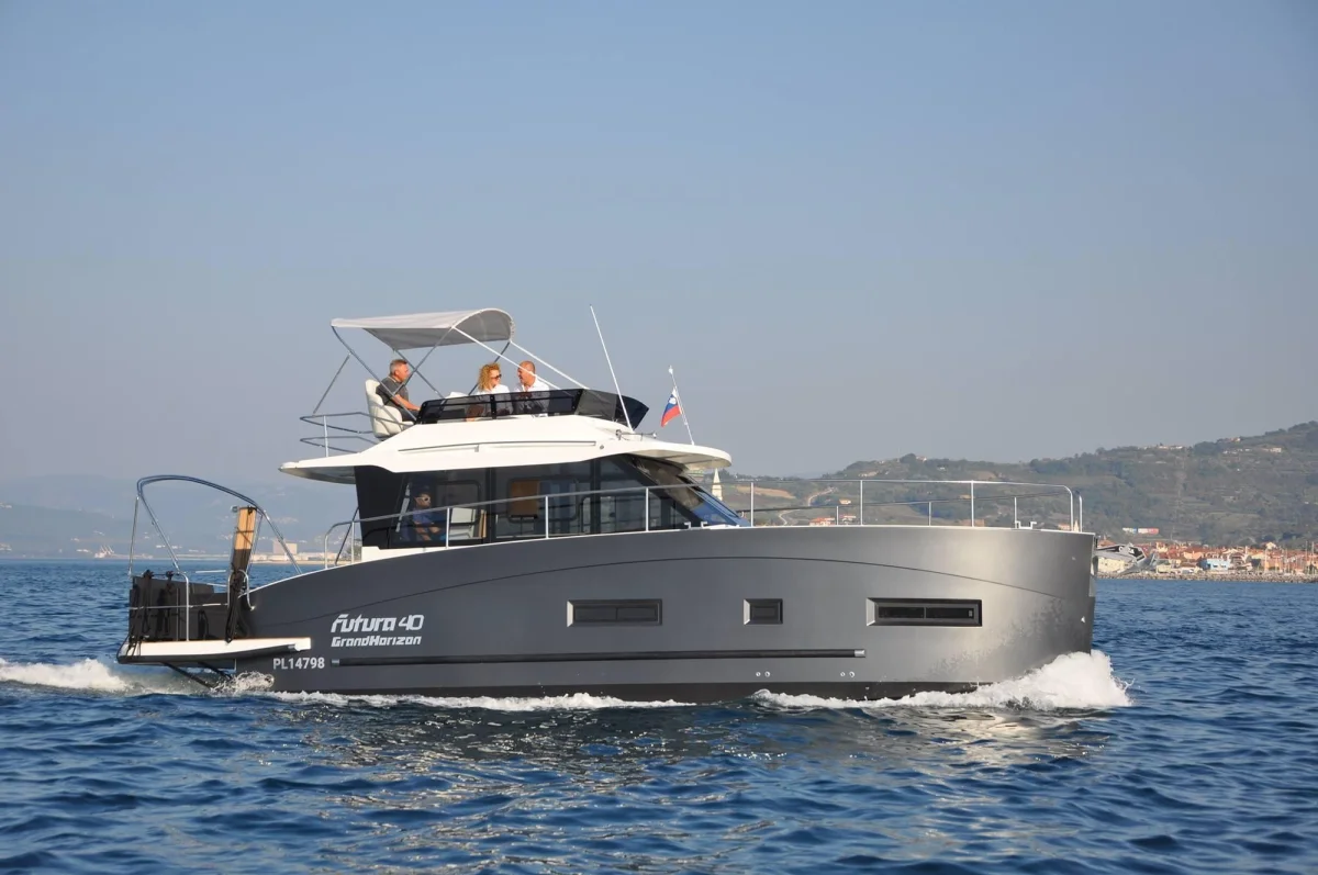 Cobra Yachts Futura 40 Flybridge 2020 boat specs