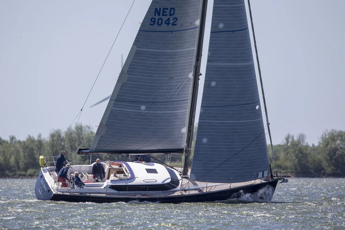 Contest Yachts 42CS 2013 boat specs