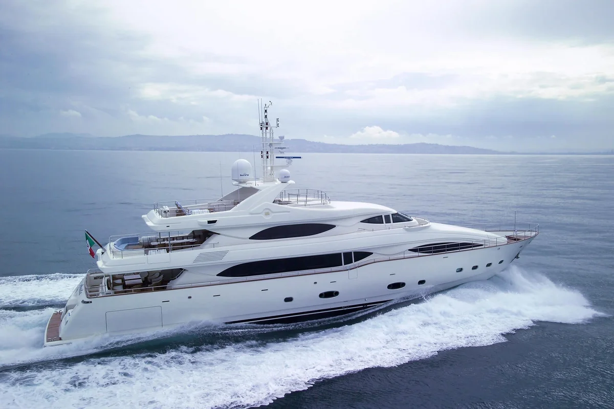 CRN Ariela 2004 boat specs