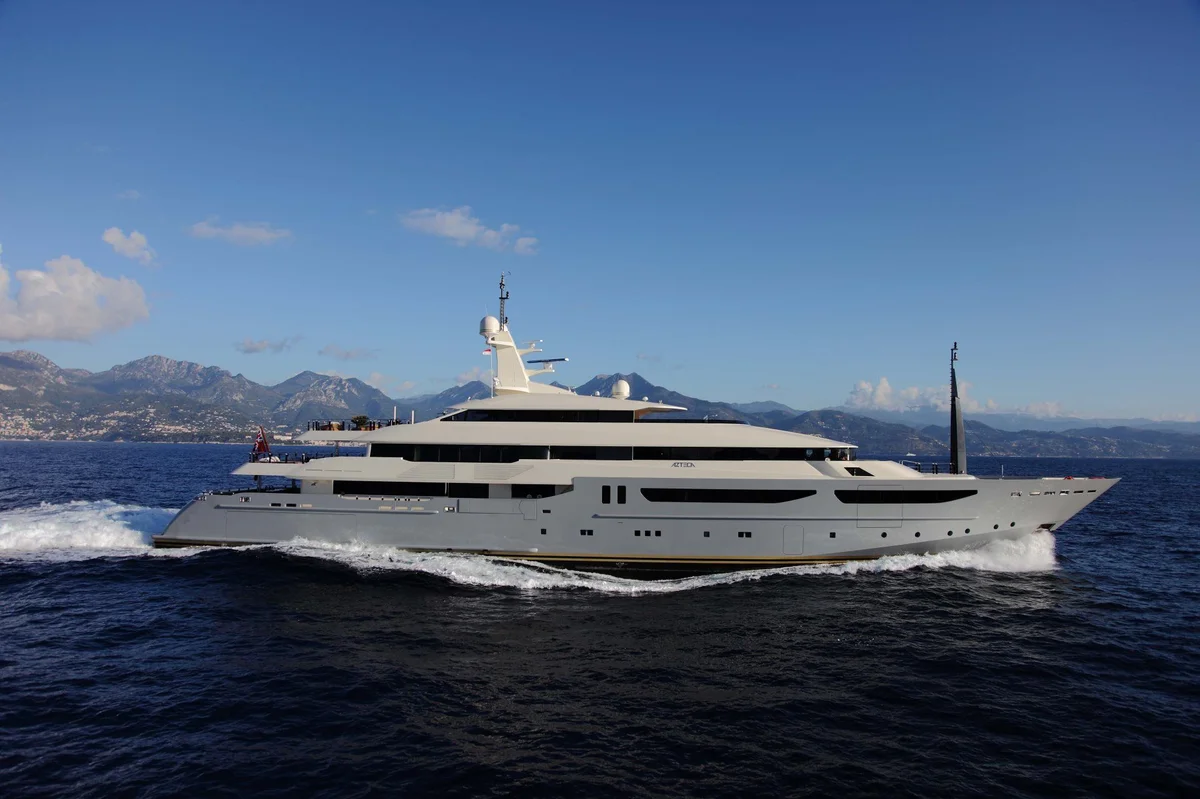 CRN Azteca 2010 boat specs