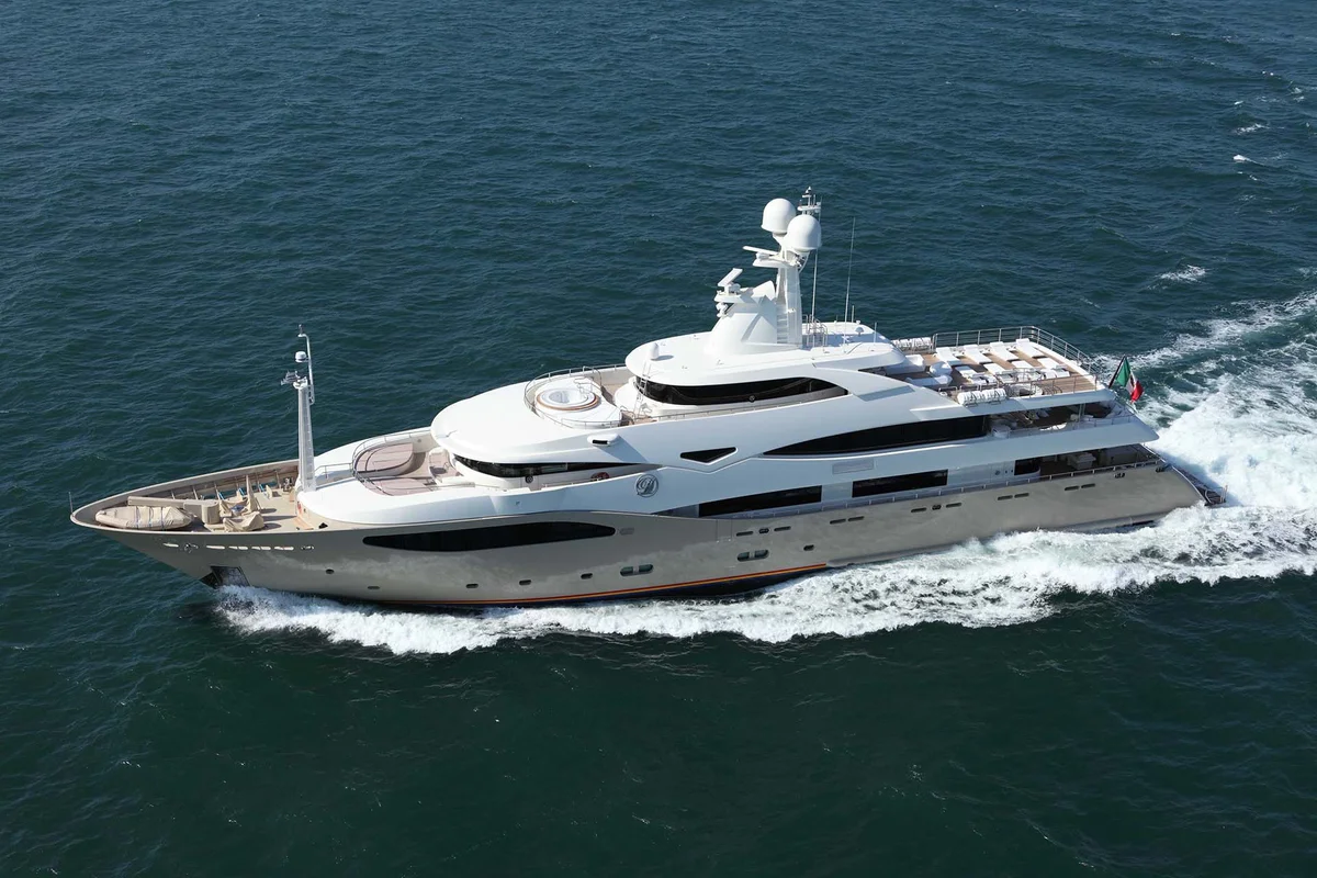 CRN Darlings Danama 2011 boat specs