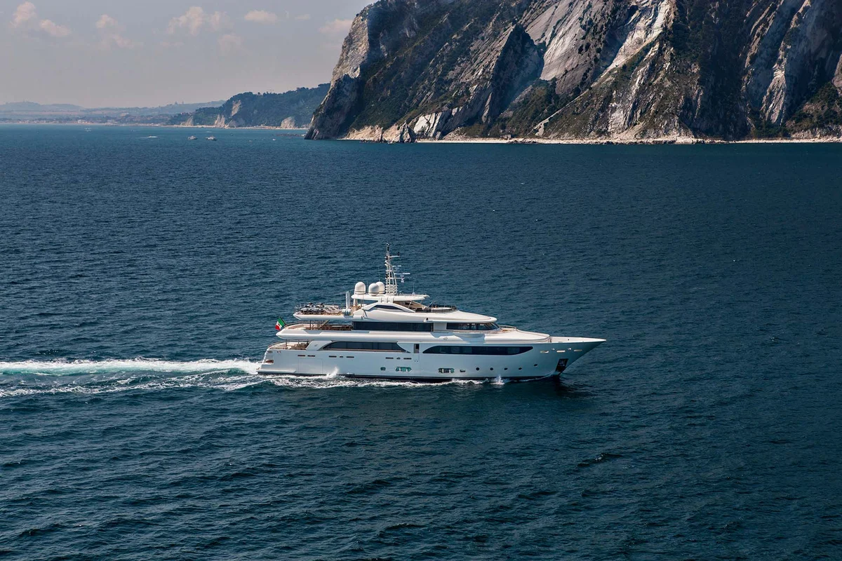 CRN Lady Genyr 2013 boat specs
