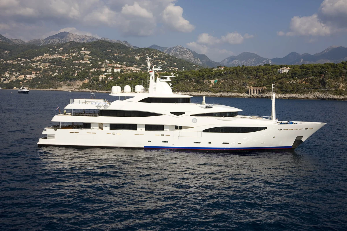CRN Romance 2008 boat specs