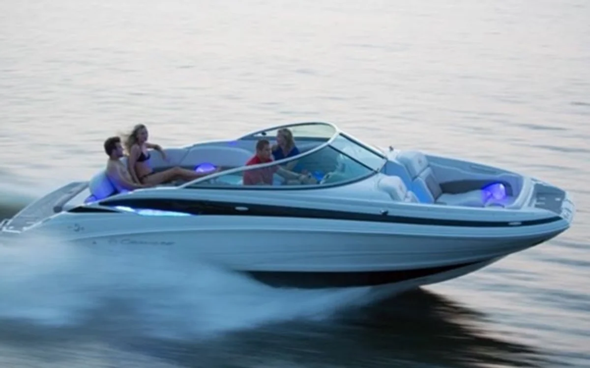 Crownline Eclipse E4 2016 boat specs