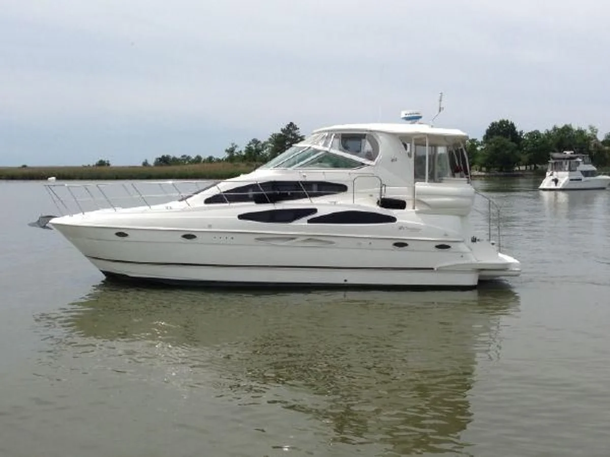 Cruisers Yachts 405 Express Motoryacht 2005 boat specs
