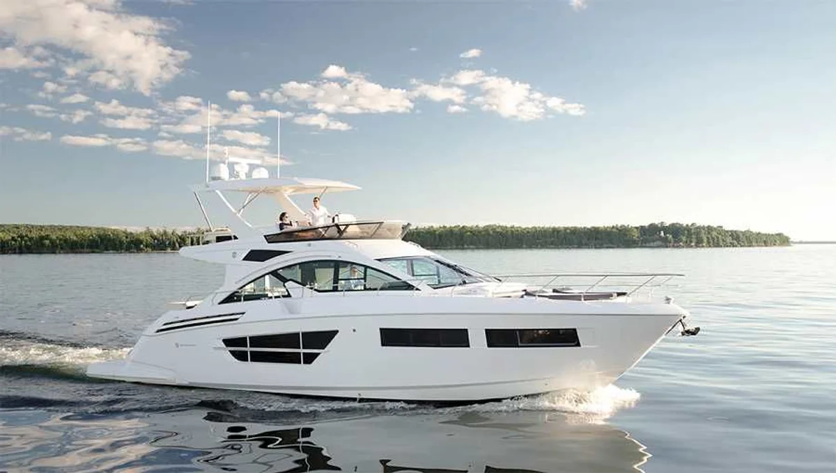 Cruisers Yachts 60 Fly 2022 boat specs