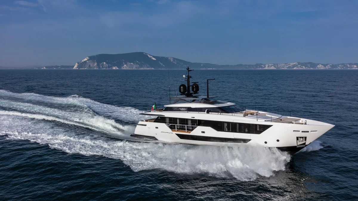 Custom Line 106 2019 boat specs