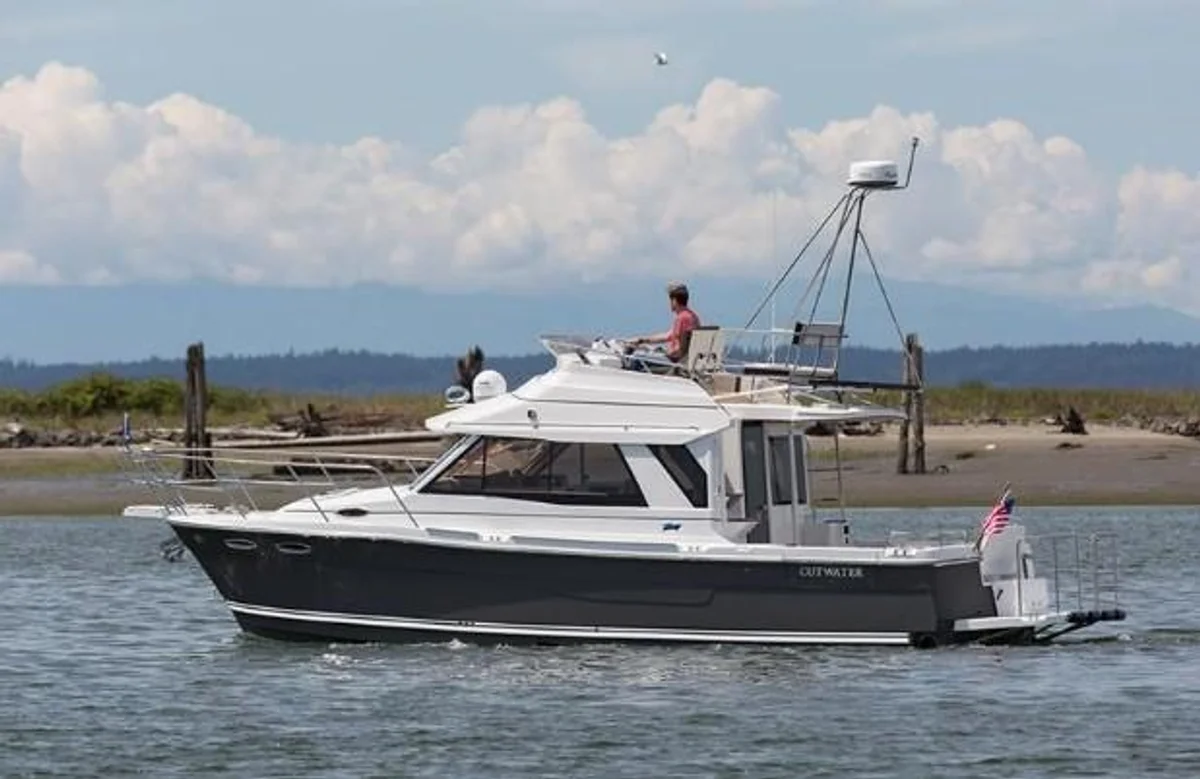 Cutwater C-30 CB Luxury Edition 2022 boat specs