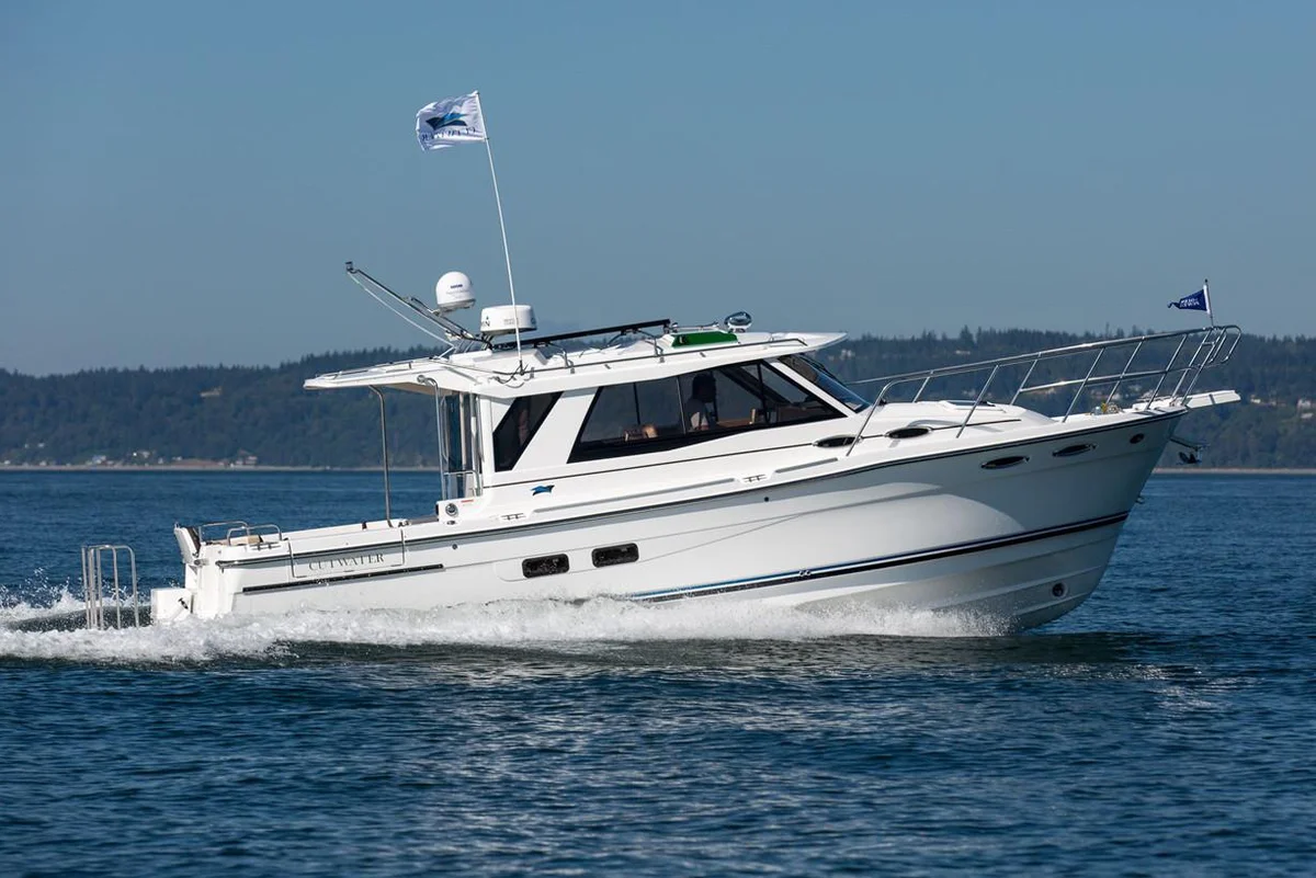 Cutwater C 30 Sedan 2022 boat specs