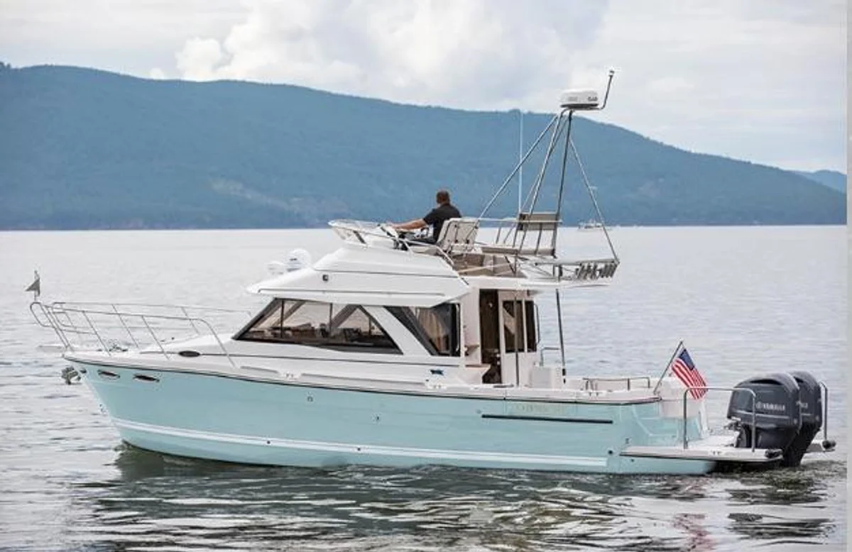Cutwater C-32 CB 2022 boat specs