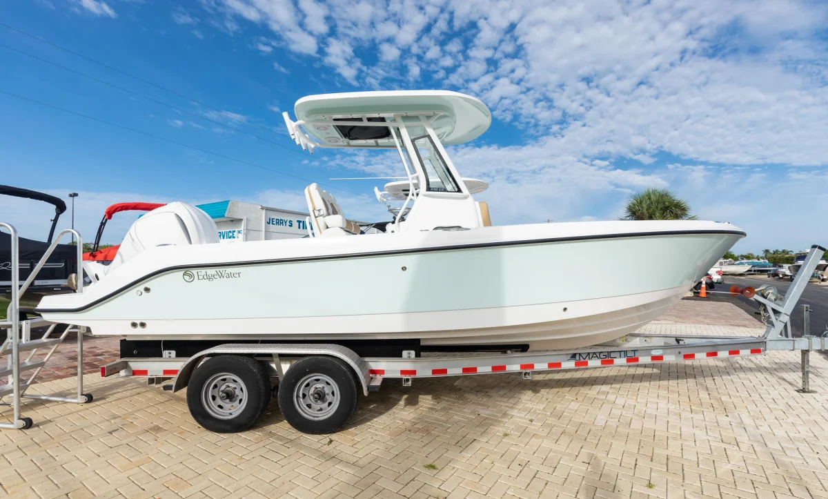 EdgeWater 320CC 2022 boat specs