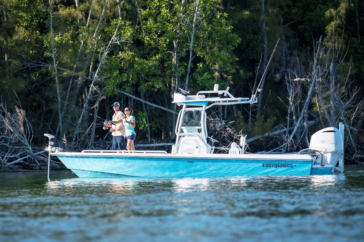 Everglades 243 CC 2022 boat specs