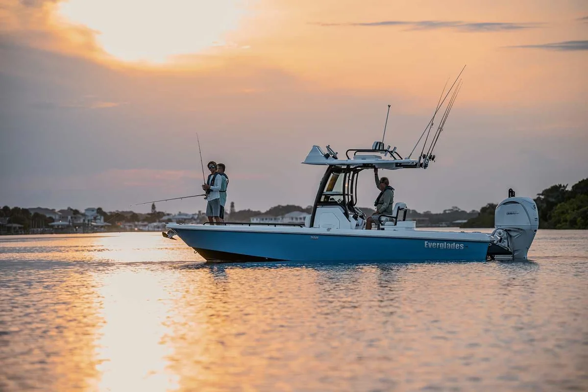 Everglades 253 CC 2022 boat specs