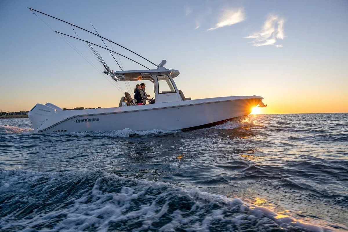 Everglades 315 CC 2022 boat specs