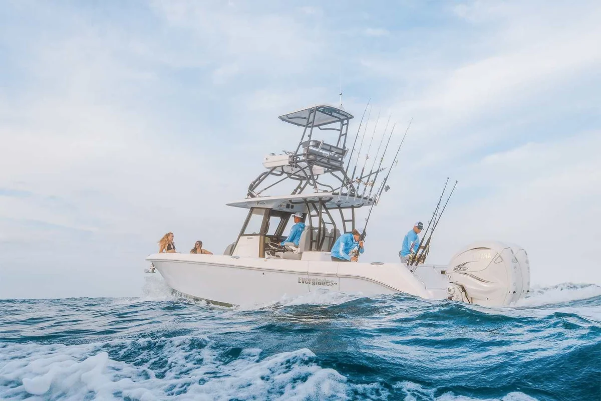 Everglades 335 CC 2024 boat specs