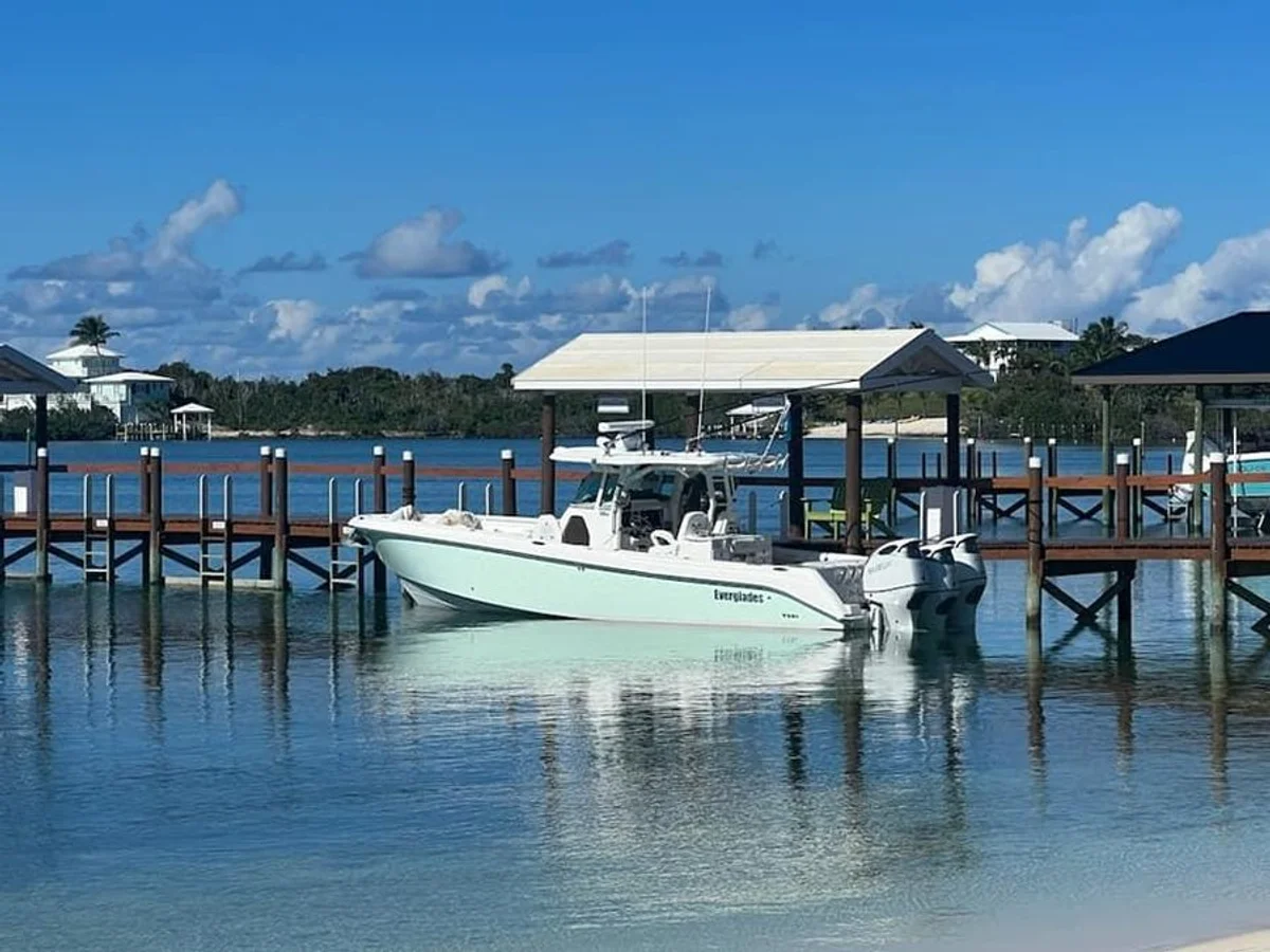 Everglades 350 CC 2009 boat specs