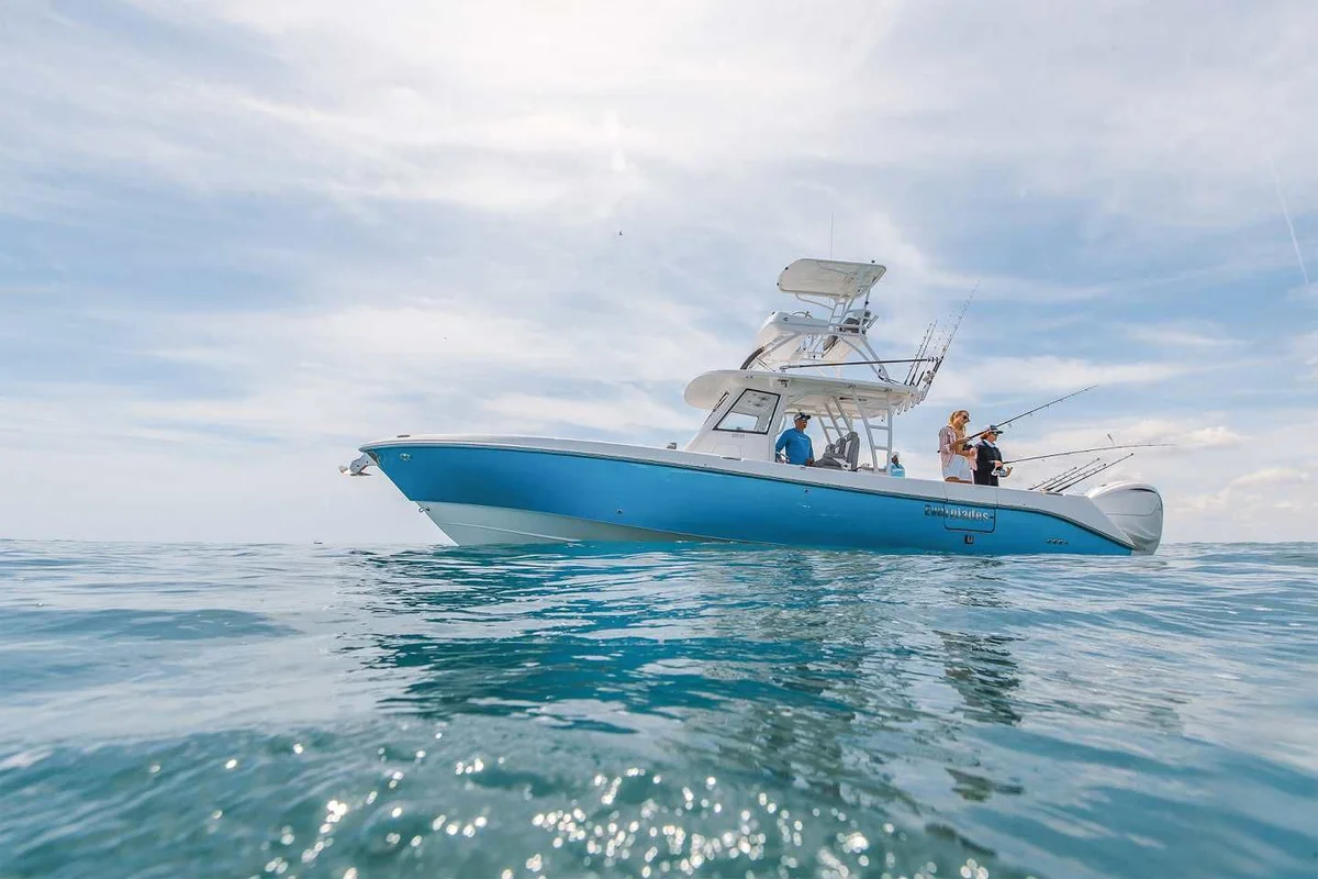 Everglades 365 CC 2022 boat specs