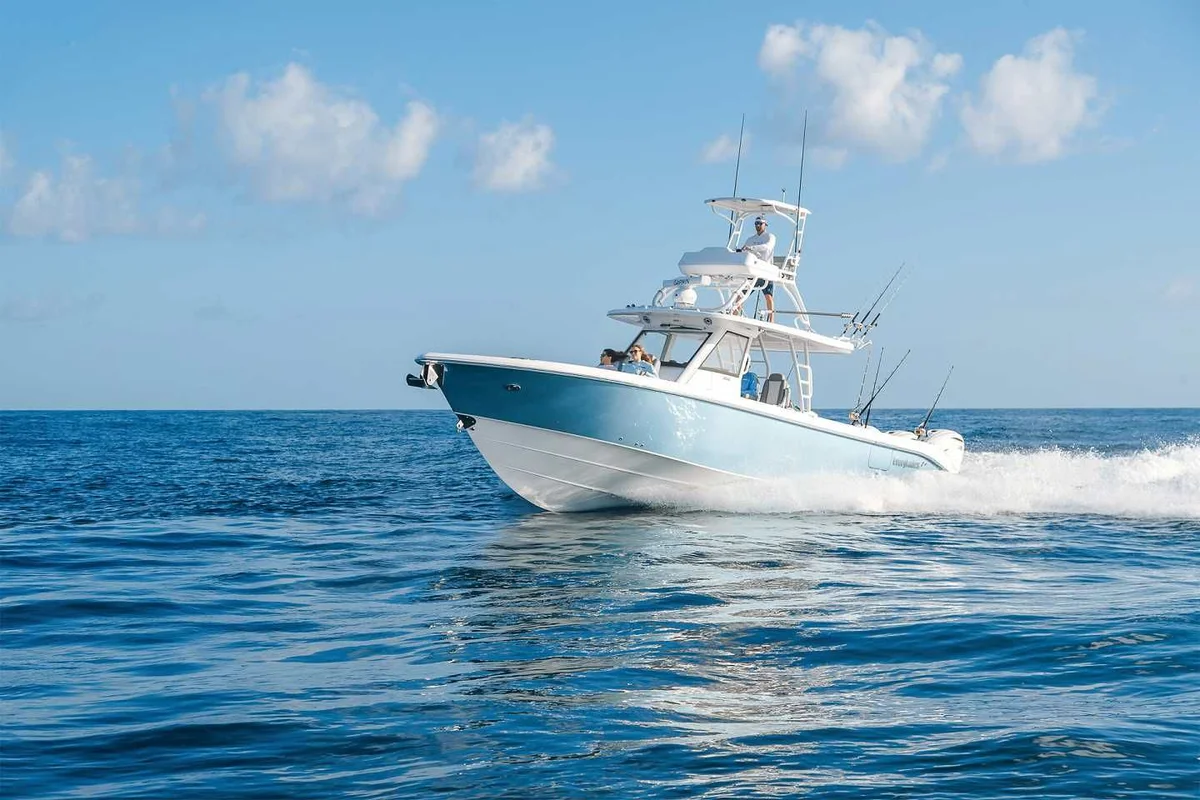 Everglades 395 CC 2022 boat specs