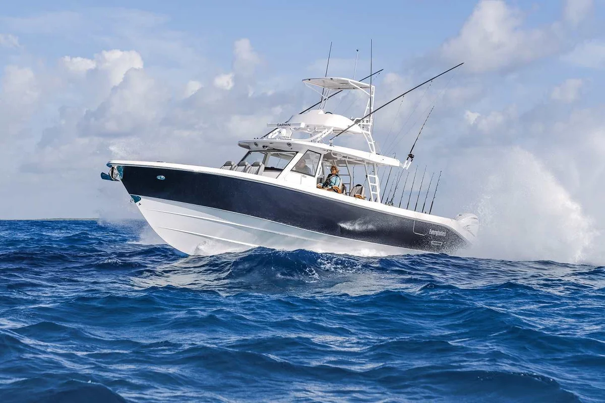Everglades 455 CC 2022 boat specs
