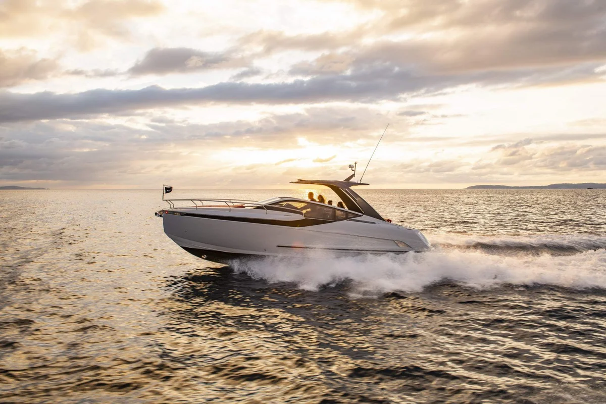 Fairline F-Line 33 2020 boat specs