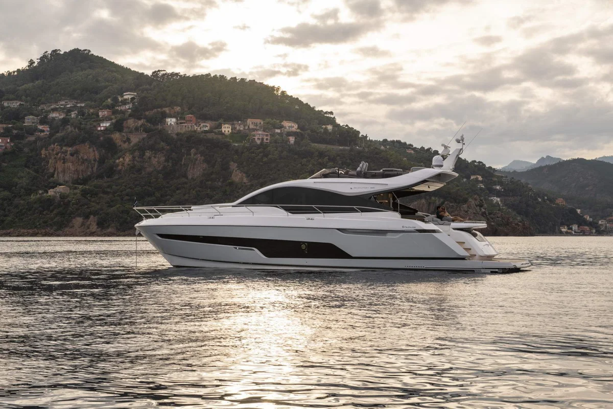 Fairline Phantom 65 2022 boat specs