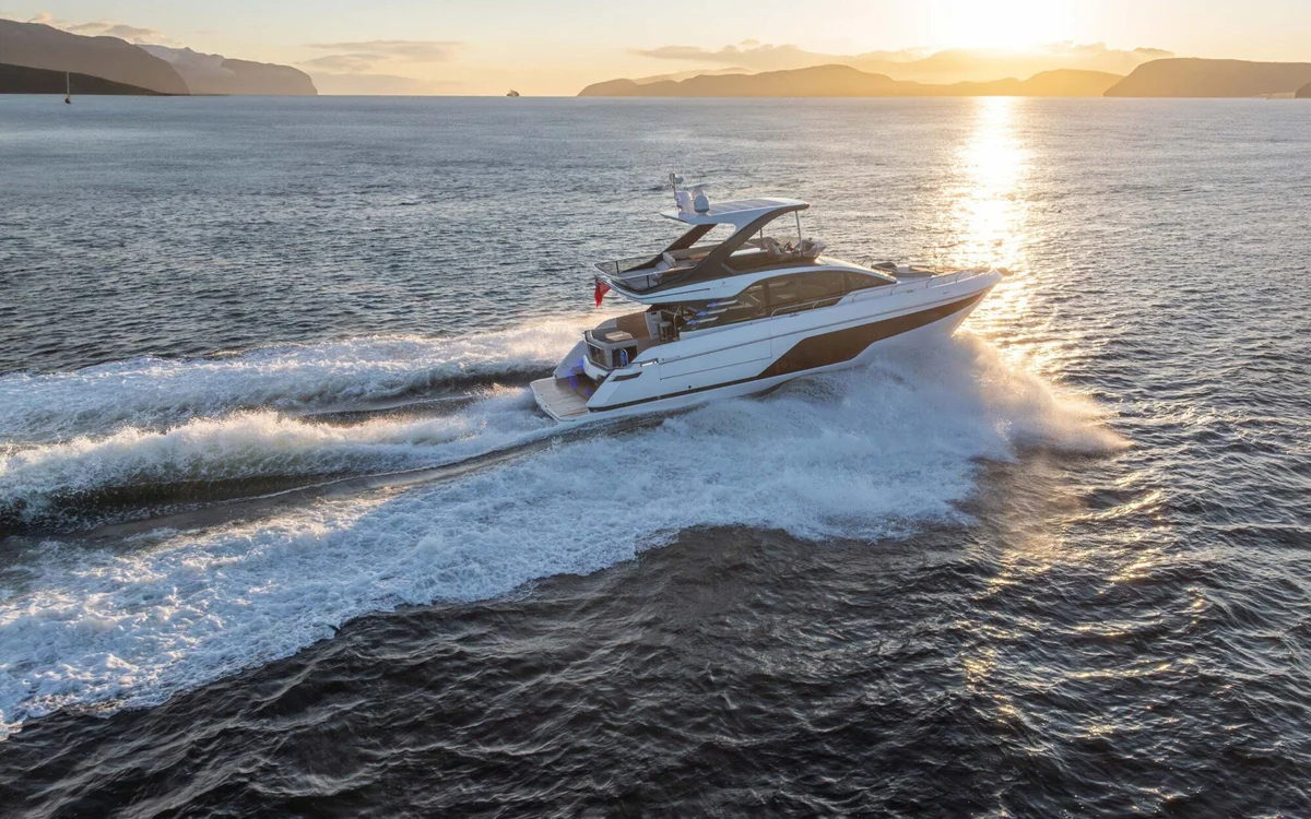 Fairline Squadron 58 2012 boat specs