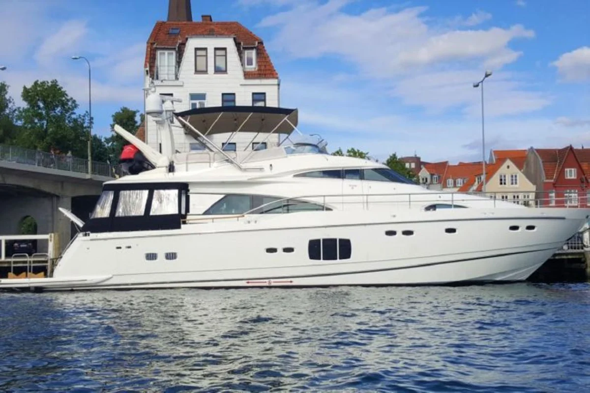 Fairline Squadron 78 2015 boat specs