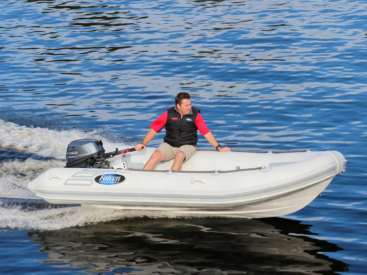 Falcon 390YT 2017 boat specs