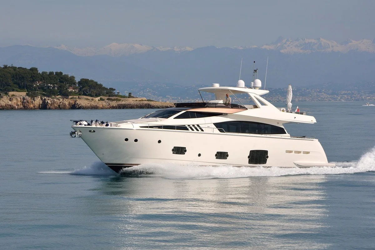 Ferretti Yachts 800 2013 boat specs