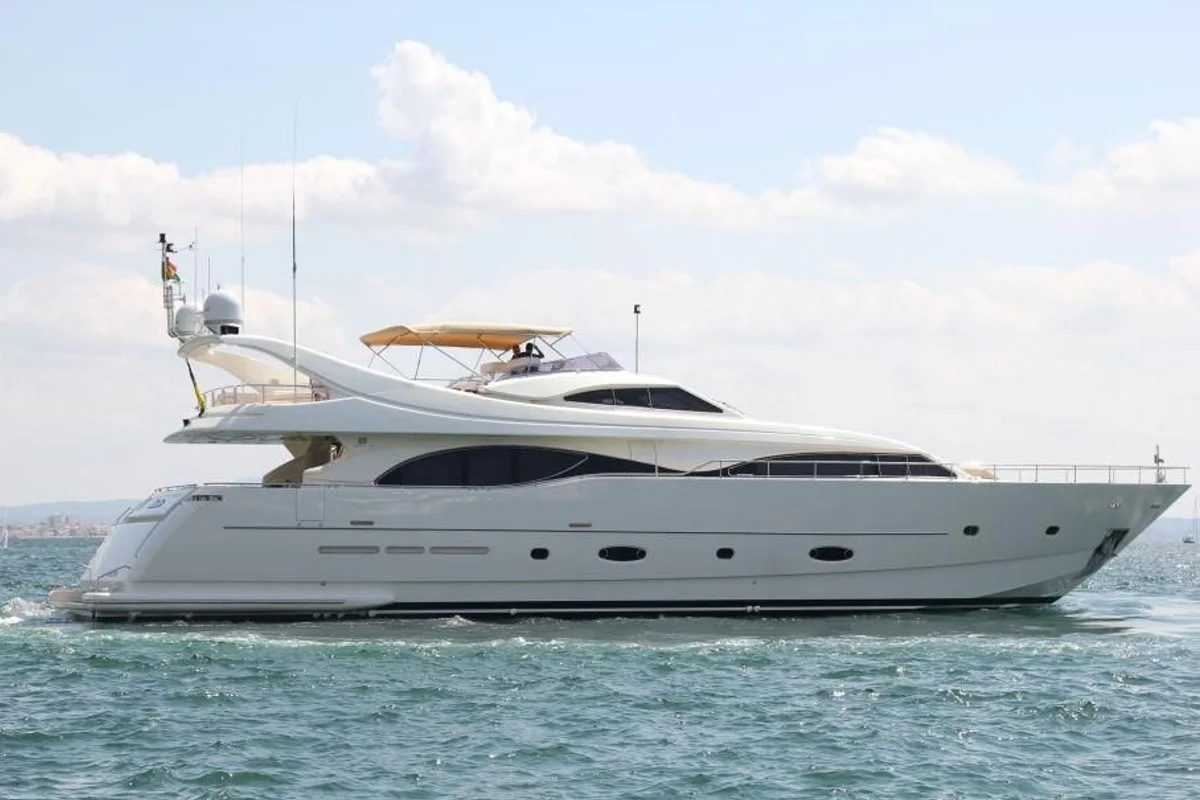 Ferretti Yachts 94 Custom Line 2004 boat specs