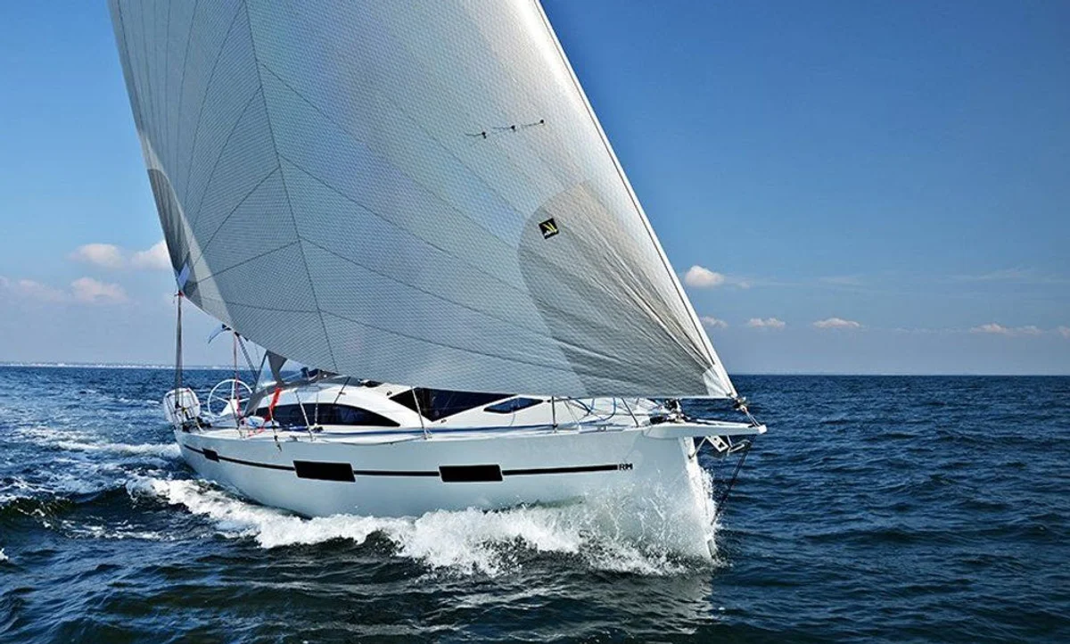 RM 1070 Twin keel Boat Specs