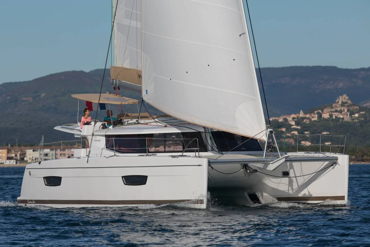 Fountaine Pajot Helia 44 2016 boat specs