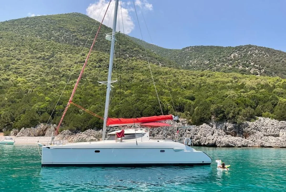 Fountaine Pajot Lavezzi 40 2002 boat specs