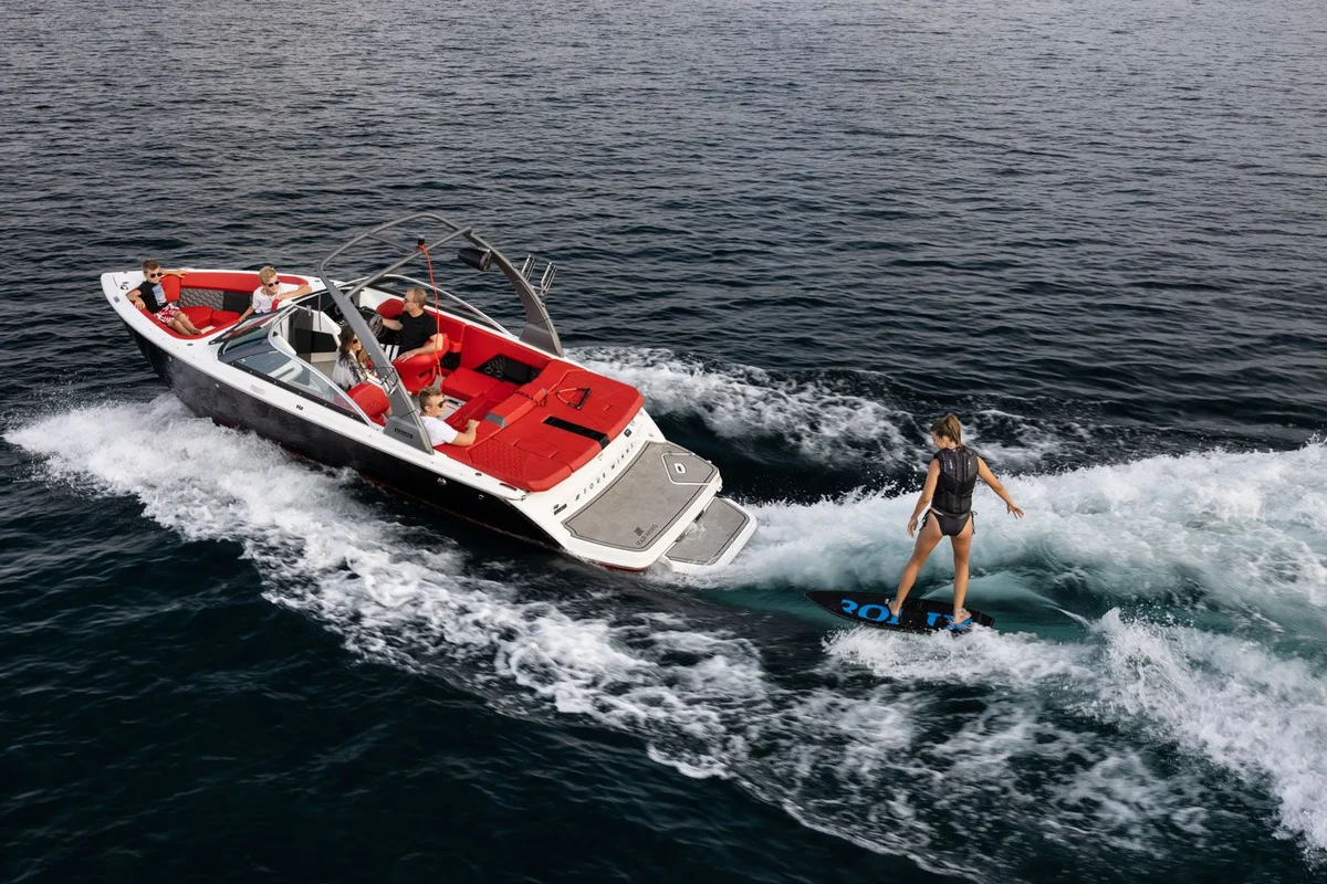 Four Winns H2 Surf 2023 boat specs