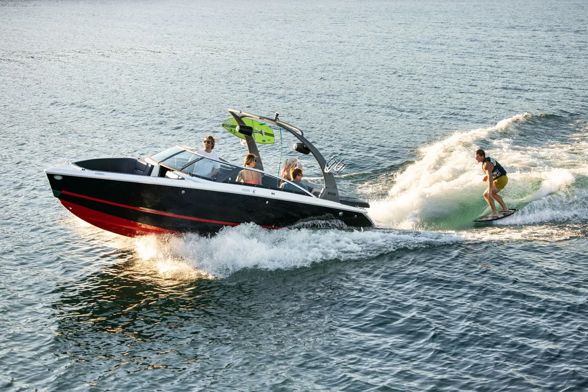 Four Winns H4 Surf 2023 boat specs