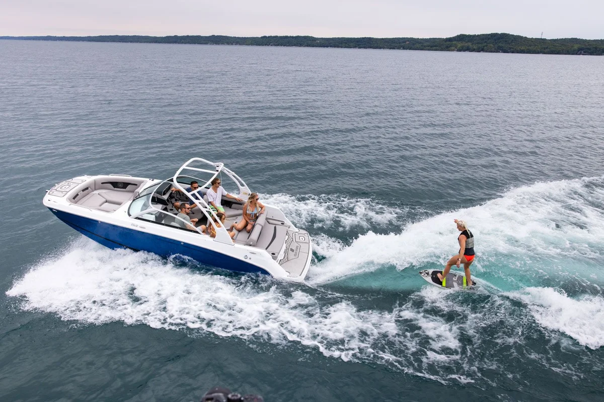Four Winns HD3 Surf 2021 boat specs