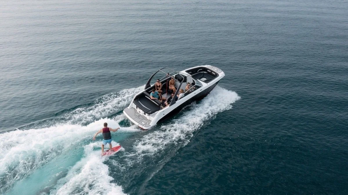 Four Winns HD5 RS Surf 2021 boat specs