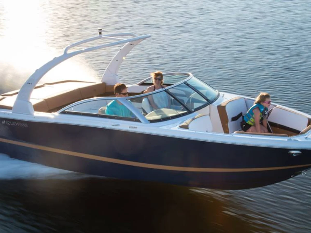 Four Winns Horizon 230 2022 boat specs