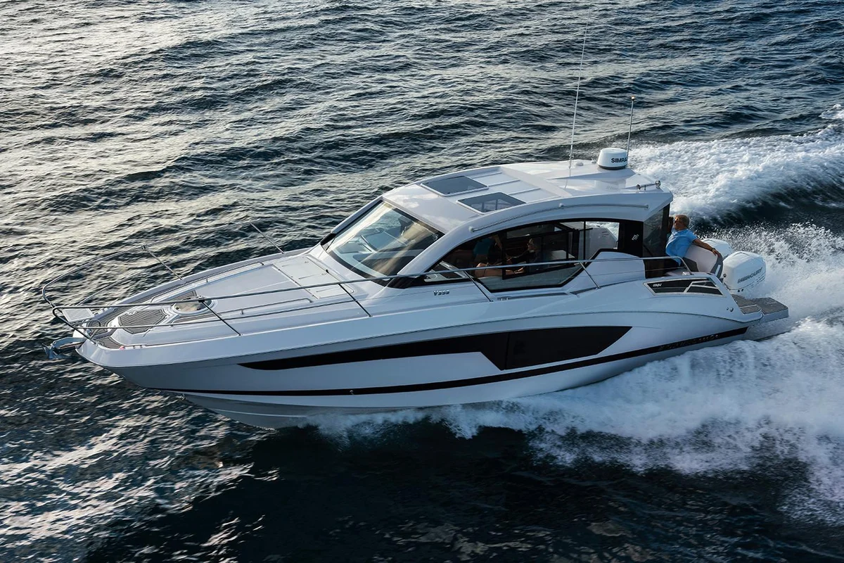 Four Winns Vista 355 Coupe OB 2021 boat specs