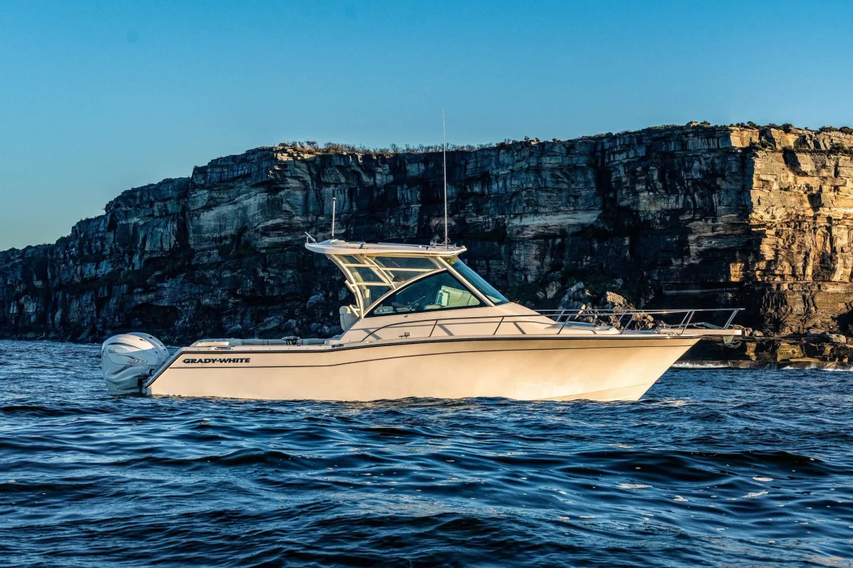Grady-White Express 330 2022 boat specs