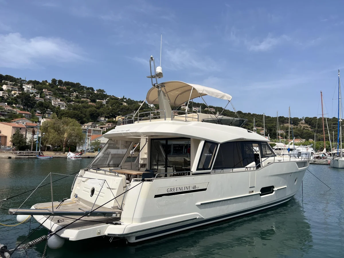 Greenline Yachts 48 Fly 2022 boat specs