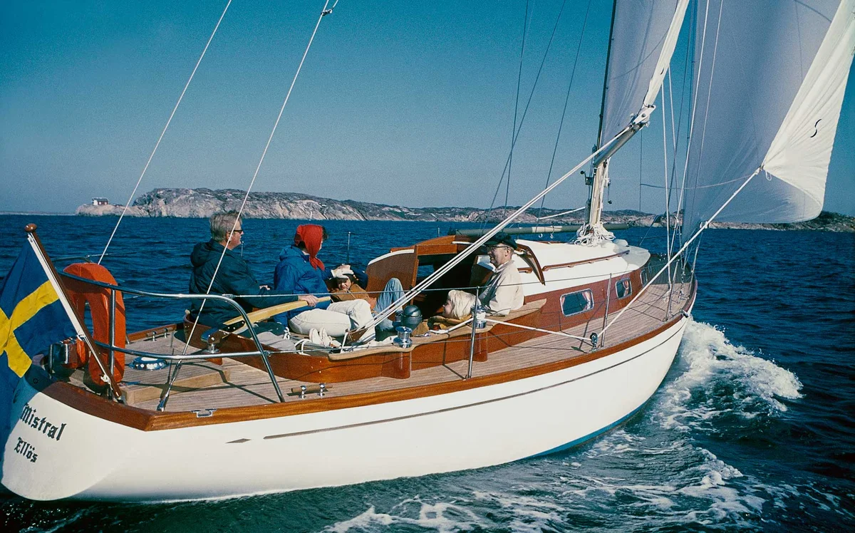 Hallberg - Rassy 33 Mistral 1966 boat specs