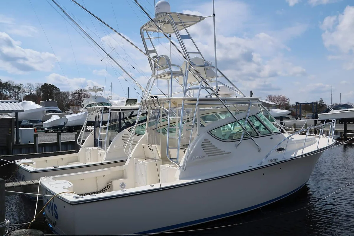 Henriques Yachts 30 Express 2022 boat specs