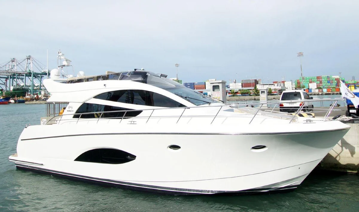 Horizon Yacht E56 2012 boat specs