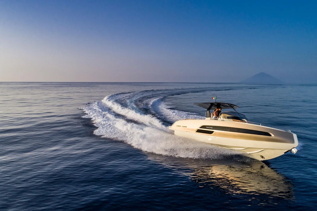 Invictus Yacht GT320 GT 2019 boat specs