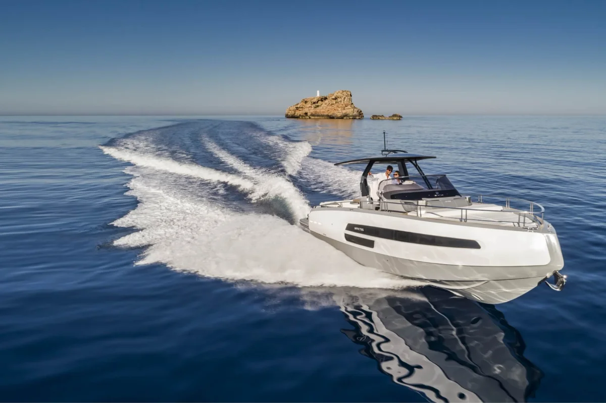 Invictus Yacht GT370 GT 2018 boat specs