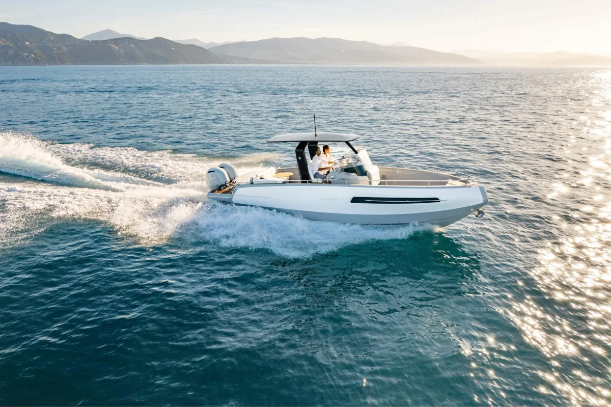 Invictus Yacht TT280S TT 2021 boat specs